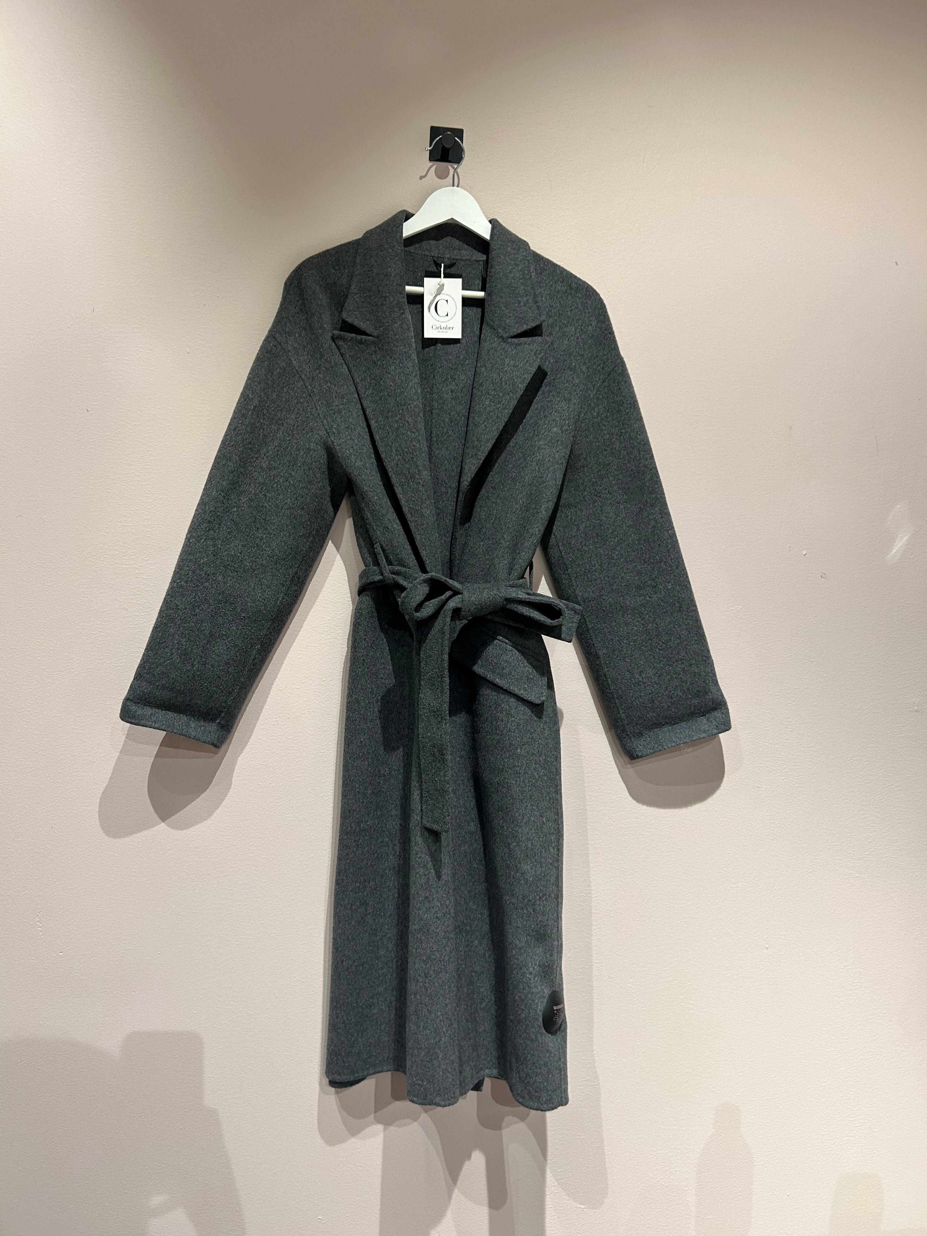 theory Coats & Jackets M