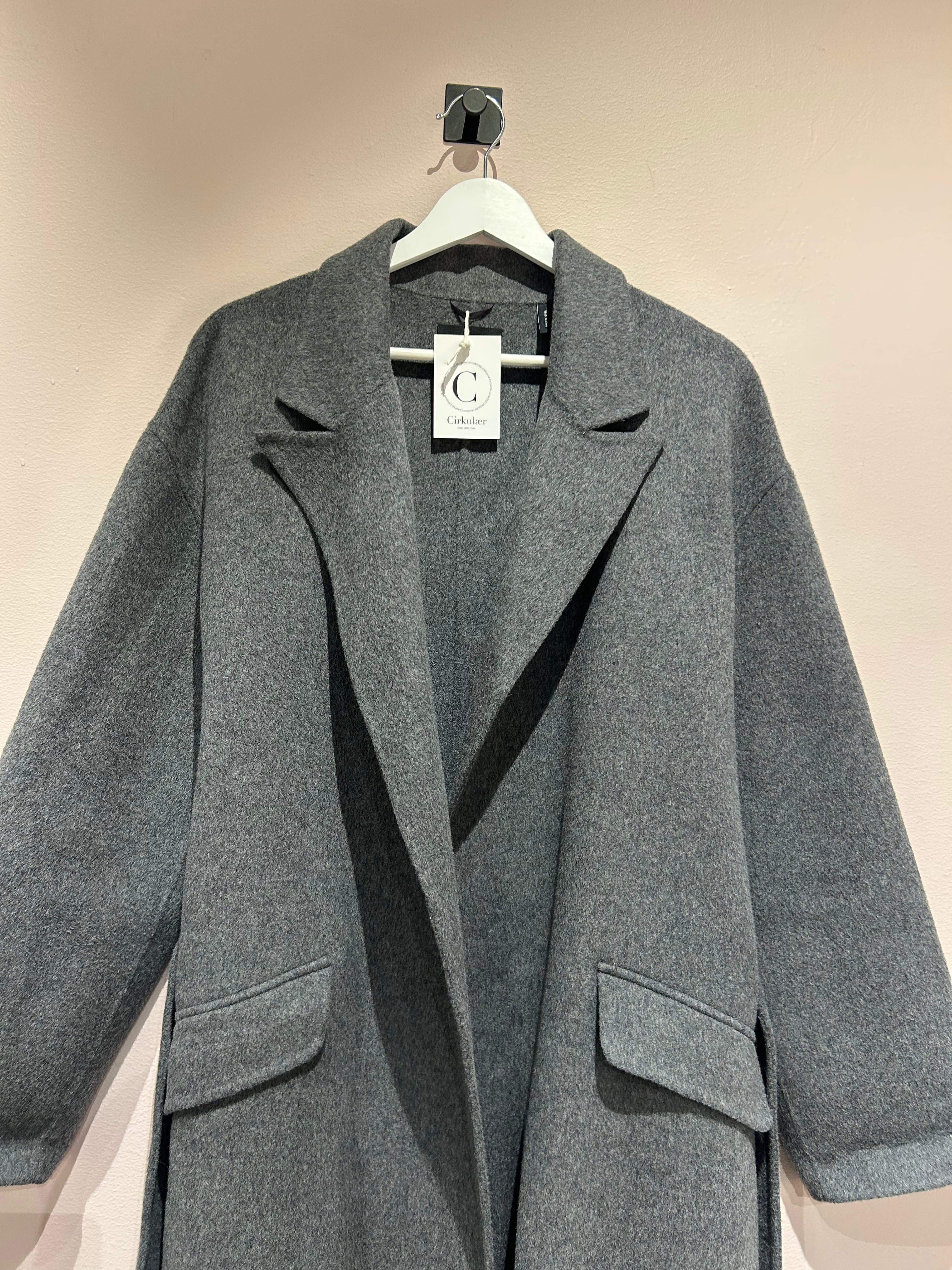 theory Coats & Jackets M