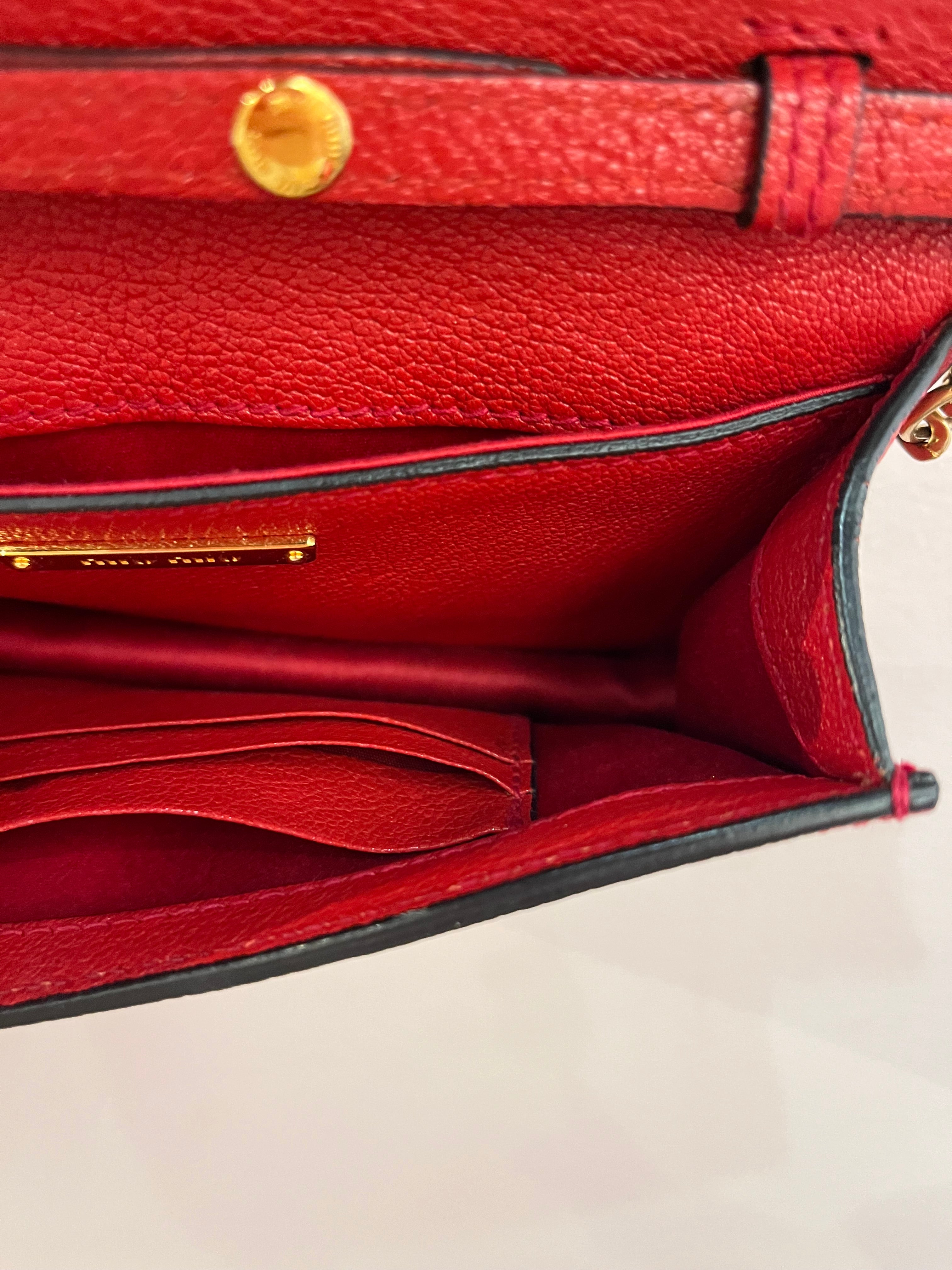 092802 - Miu Miu - Cross Body Bags - Red - Image 4 circular-filename:01_07_2026_ab80b179-2de4-44ce-bb89-f8f397c07aed_captured_image