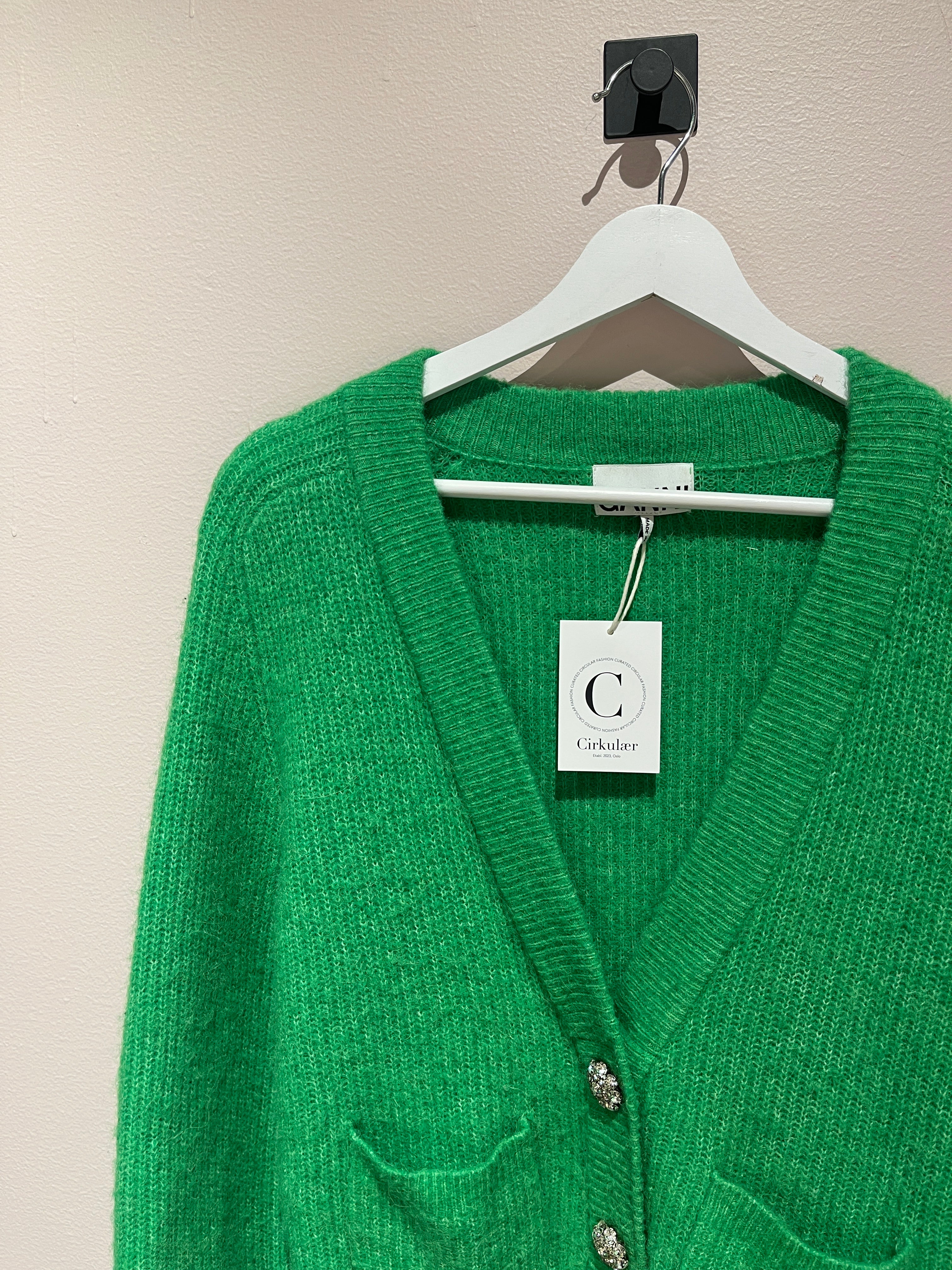 092074 - Ganni - Cardigans - Green - XS - Image 2 circular-filename:06_07_2026_48c70b09-f57e-4ced-88fe-cb04150369cb_captured_image circular-filename:06_07_2026_48c70b09-f57e-4ced-88fe-cb04150369cb_captured_image