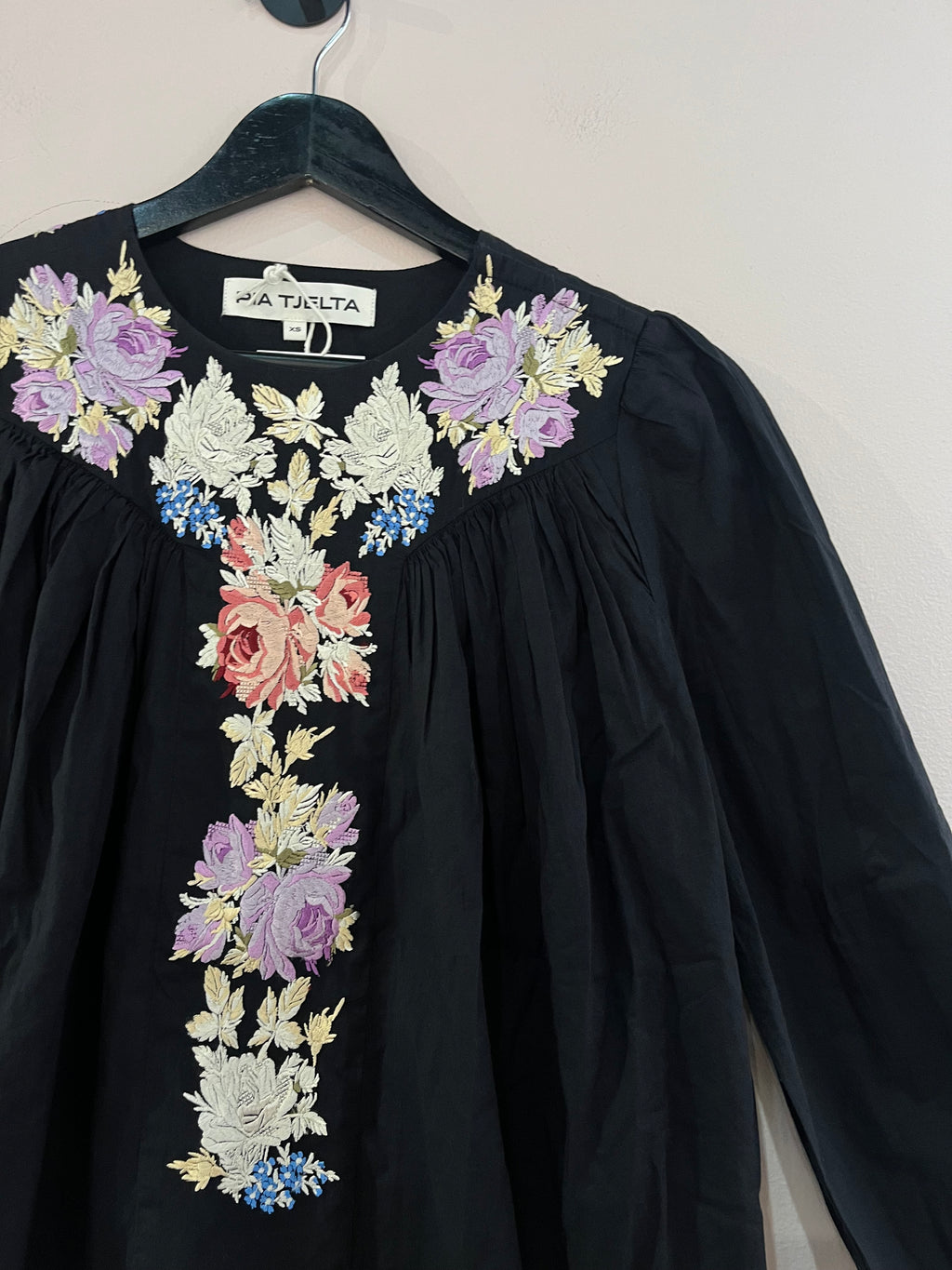 106276 - Pia Tjelta - Blouses - Black - XS - Image 2 circular-filename:07_10_2026_c5f2edcd-2b04-46f7-8fb2-84f95091f80a_captured_image