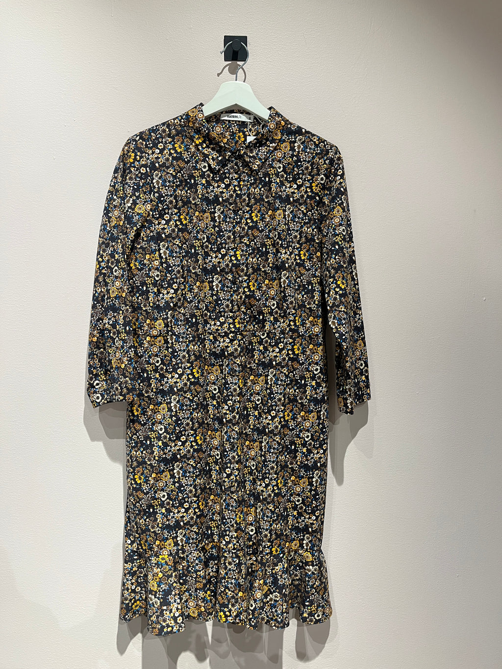 093874 - Katrin Uri - Dresses - Multi/patterned - 40 - Image 1 circular-filename:10_07_2026_49094f14-5255-4f59-9e61-2e62ea3d61f9_captured_image circular-filename:10_07_2026_49094f14-5255-4f59-9e61-2e62ea3d61f9_captured_image