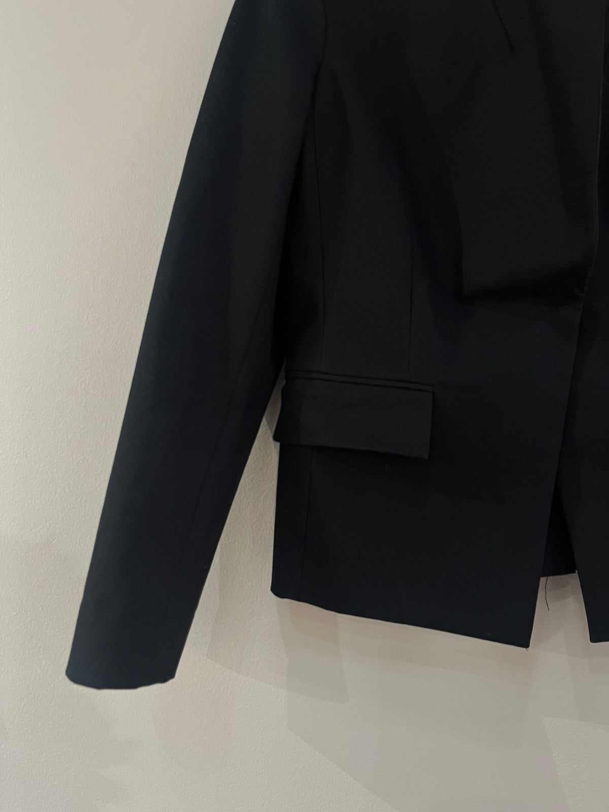 106850 - theory - Blazer - Black - M - Image 2 circular-filename:12_10_2026_5e1526a3-a33f-4735-bf01-4077979b813d_captured_image