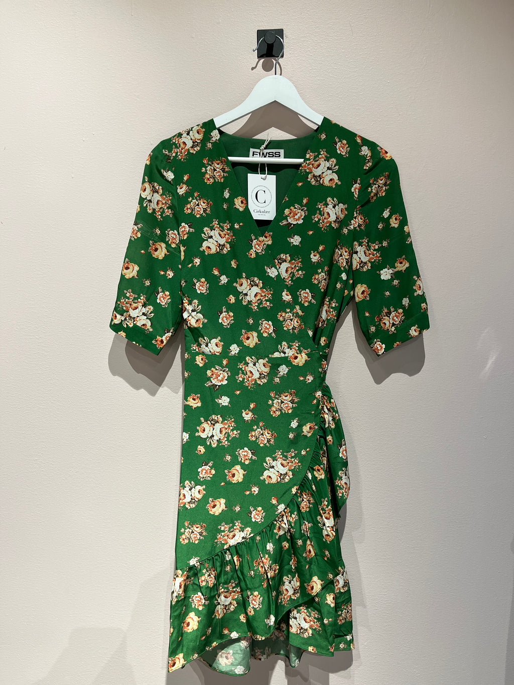 094526 - FWSS - Dresses - Green - XS - Image 2 circular-filename:15_07_2026_56178678-e752-43f5-96ca-5ec1015b41d5_captured_image circular-filename:15_07_2026_56178678-e752-43f5-96ca-5ec1015b41d5_captured_image