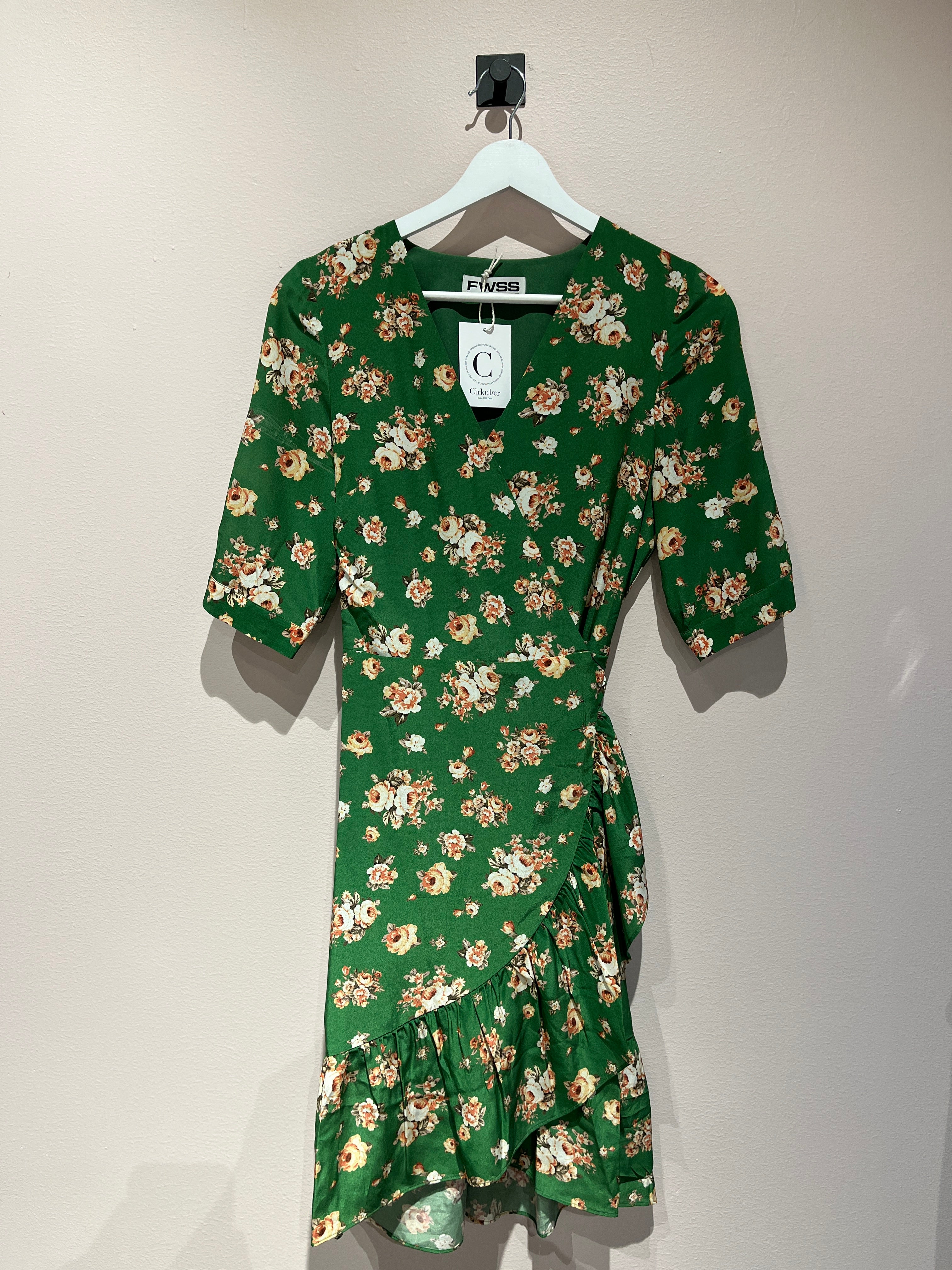 094526 - FWSS - Dresses - Green - XS - Image 2 circular-filename:15_07_2026_56178678-e752-43f5-96ca-5ec1015b41d5_captured_image circular-filename:15_07_2026_56178678-e752-43f5-96ca-5ec1015b41d5_captured_image