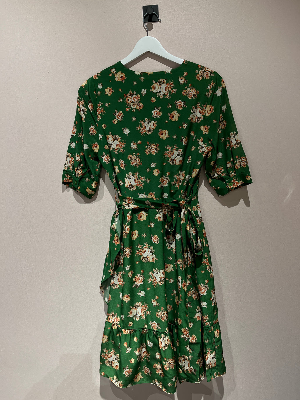 094526 - FWSS - Dresses - Green - XS - Image 1 circular-filename:15_07_2026_190944fa-51c4-4c3f-90df-764bda4b2d63_captured_image circular-filename:15_07_2026_190944fa-51c4-4c3f-90df-764bda4b2d63_captured_image