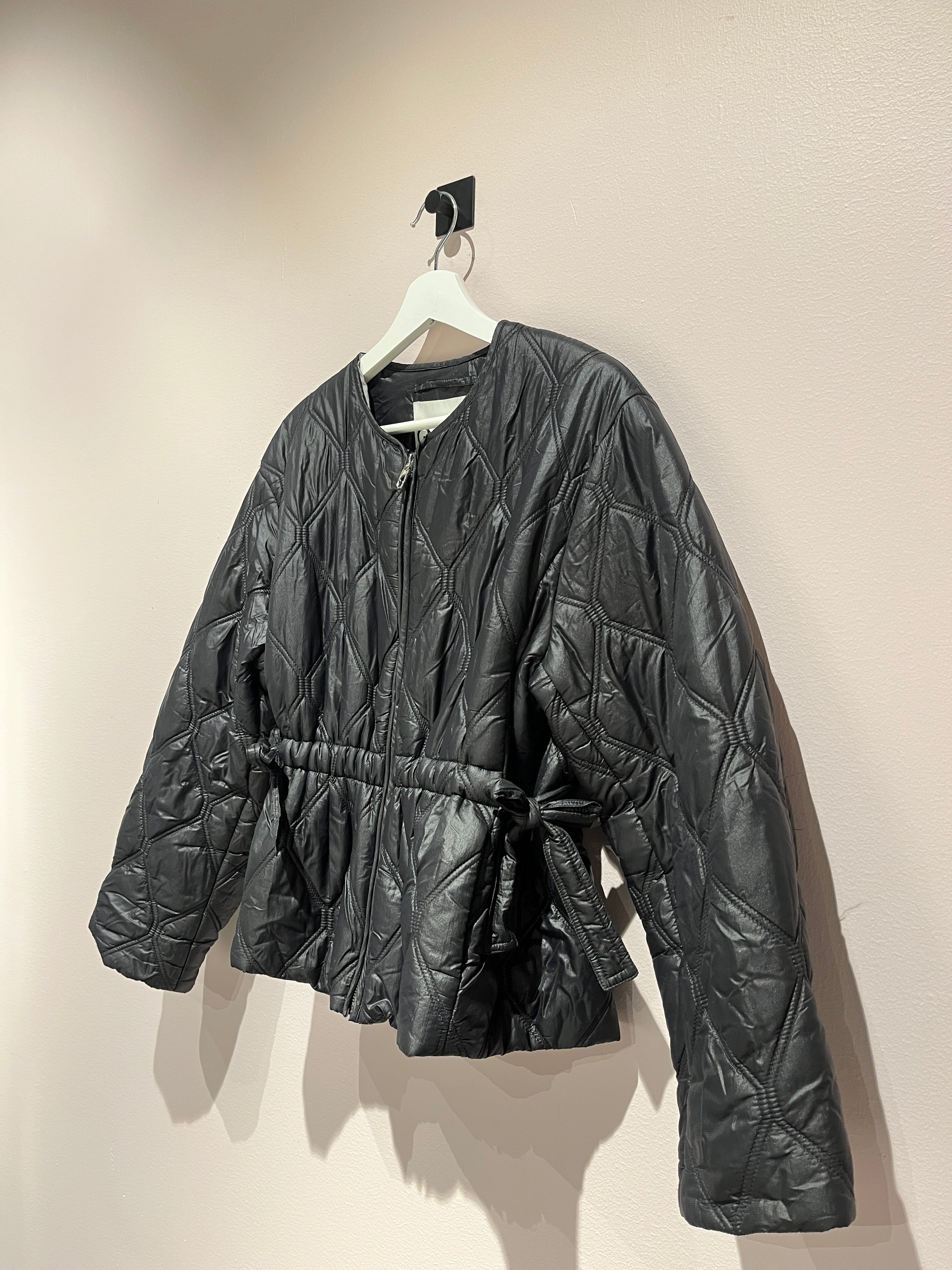 095096 - Ganni - Puffer Jackets - Black - 34 - Image 3 circular-filename:21_07_2026_e05221af-bc8e-4dbc-9d73-534aaf4935be_captured_image
