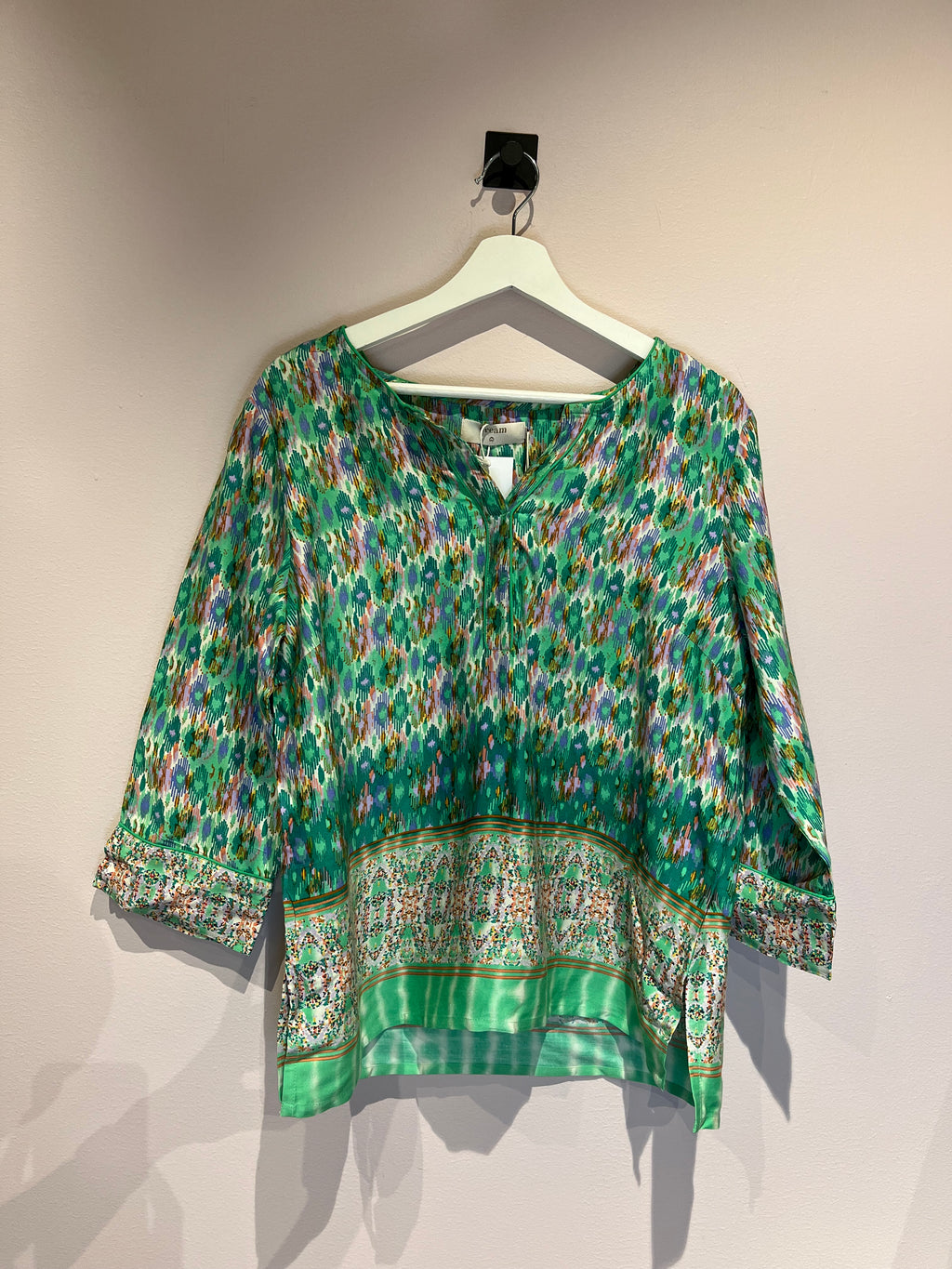 095800 - Cream - Blouses - Green - M - Image 1 circular-filename:24_07_2026_d30ade77-c8e0-47b0-98e7-68f5d79039f5_captured_image