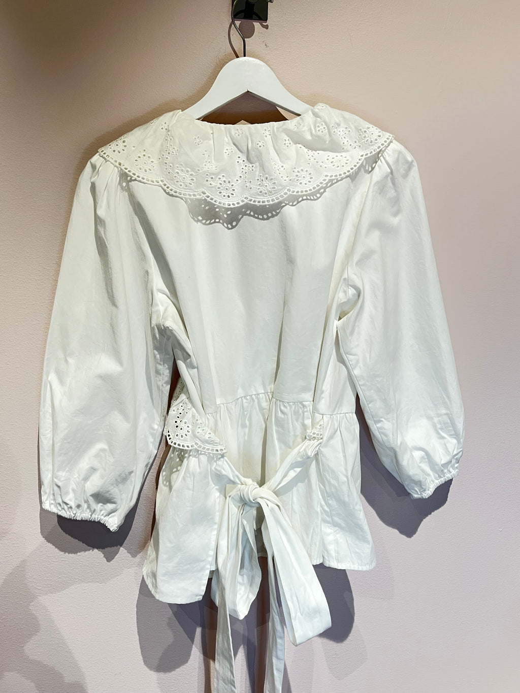 095808 - MAUD - Blouses - White - M - Image 4 circular-filename:24_07_2026_fec2975b-4751-48f9-8acd-536102fa5bda_captured_image